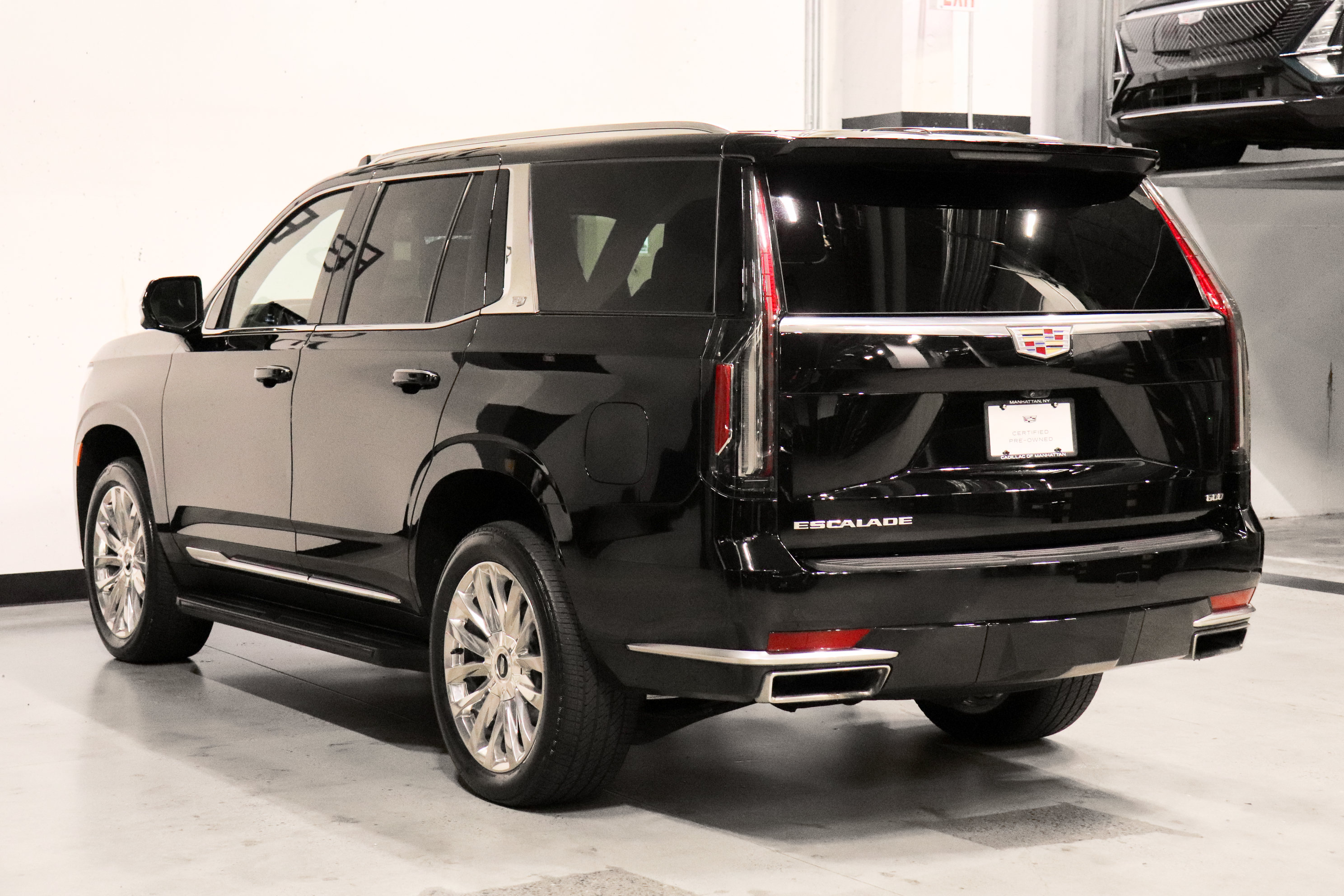 Used 2023 Cadillac Escalade Premium Luxury AWD/4WD image 3