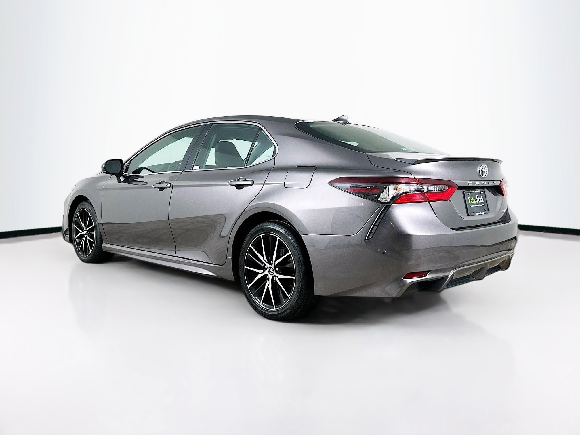 Used 2024 Toyota Camry SE image 5