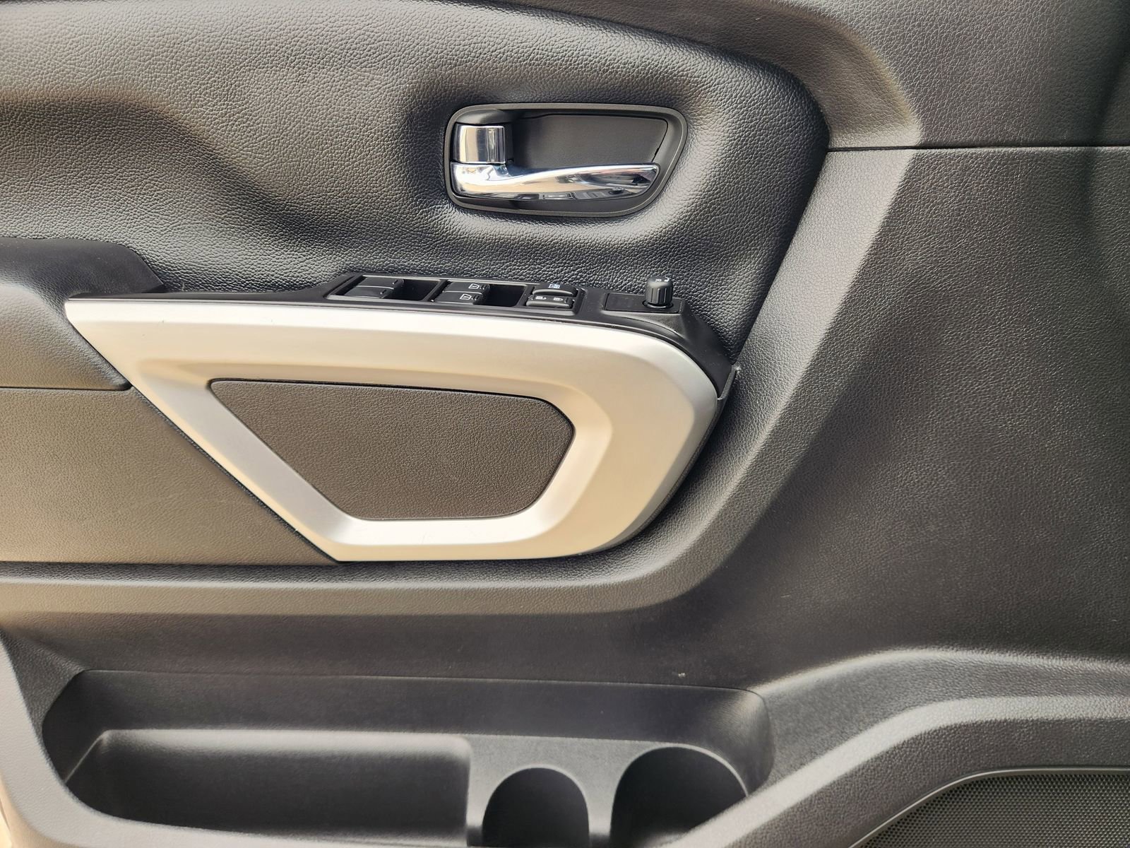 Used 2018 Nissan Titan SV w/ SV Convenience Package image 24