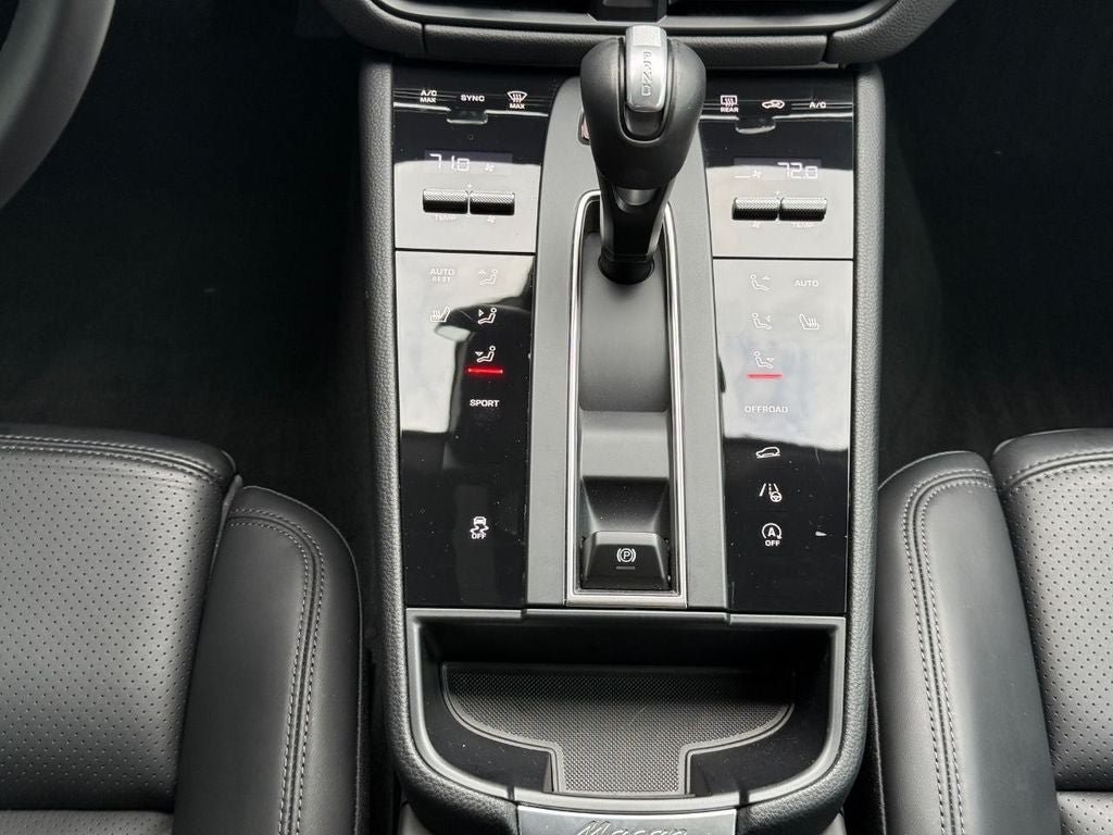 Used 2025 Porsche Macan AWD/4WD image 23