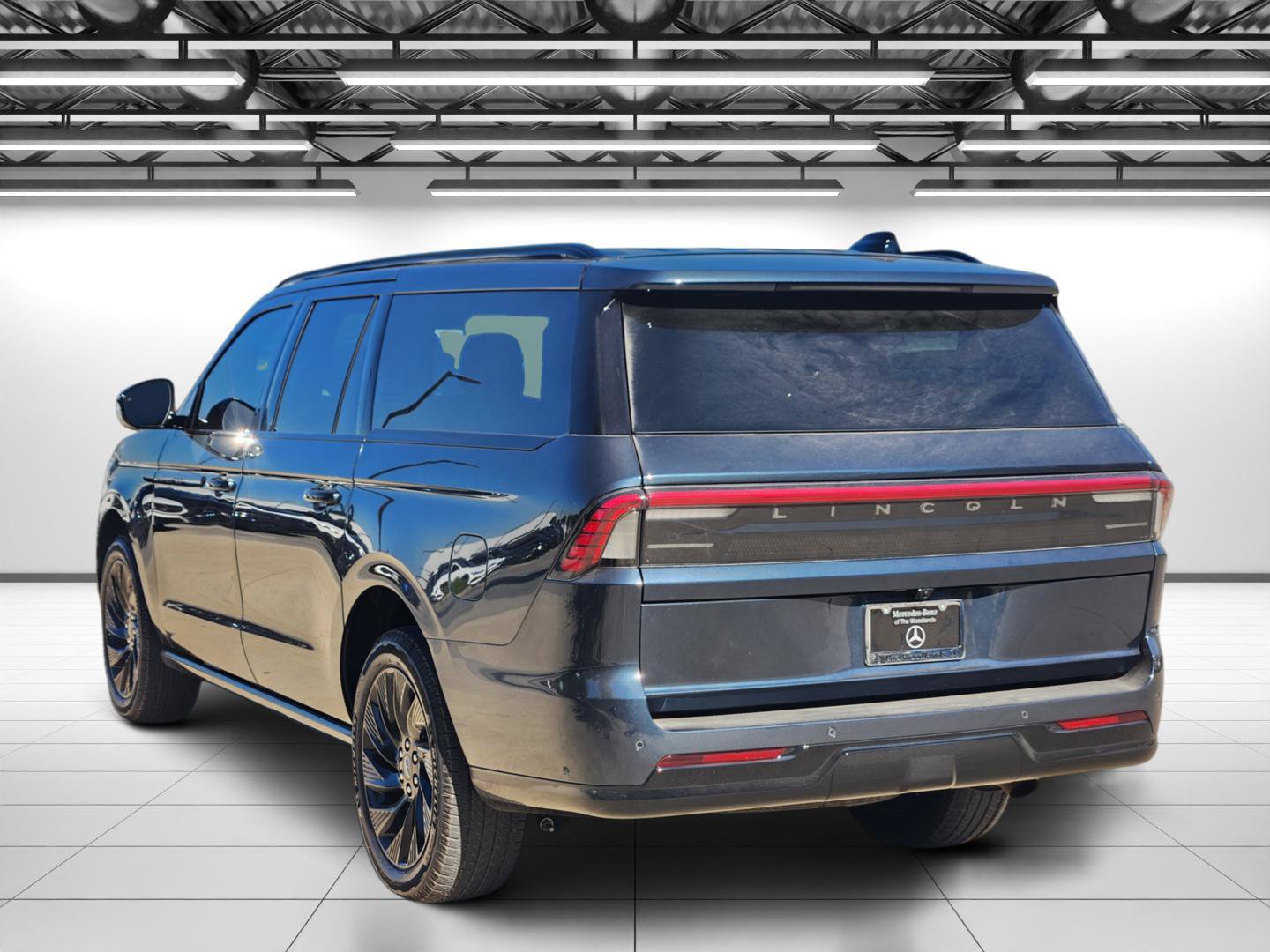 Used 2025 Lincoln Navigator L Reserve w/ Jet Appearance Package AWD/4WD image 7