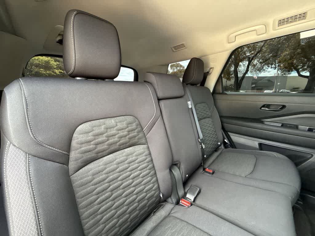 Used 2024 Nissan Pathfinder S AWD/4WD image 26