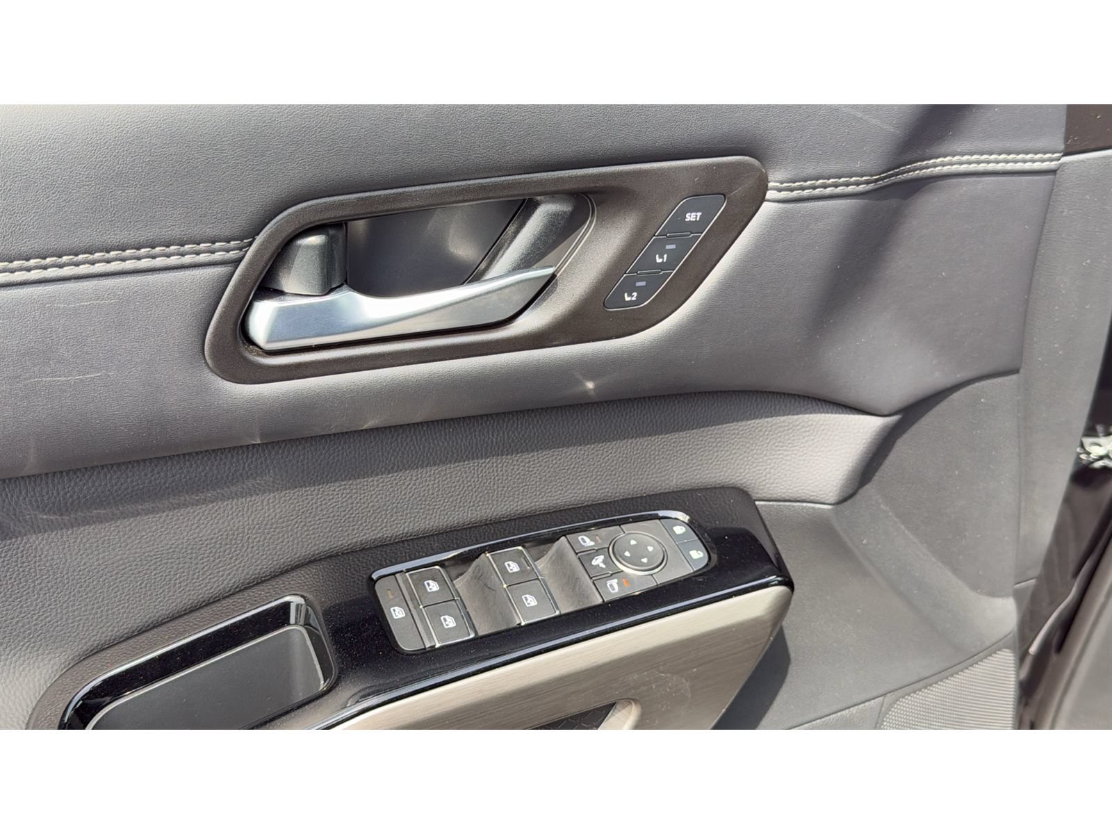Used 2025 Nissan Pathfinder Platinum AWD/4WD image 15