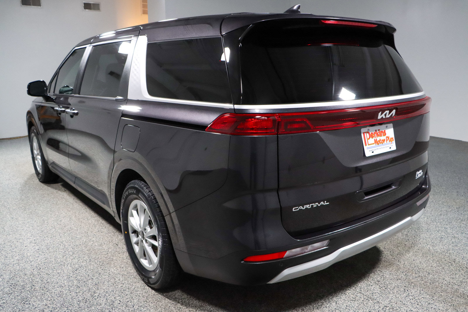 Used 2024 Kia Carnival LX image 9