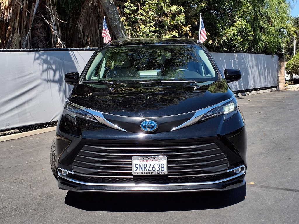 Certified 2024 Toyota Sienna XLE FWD image 2
