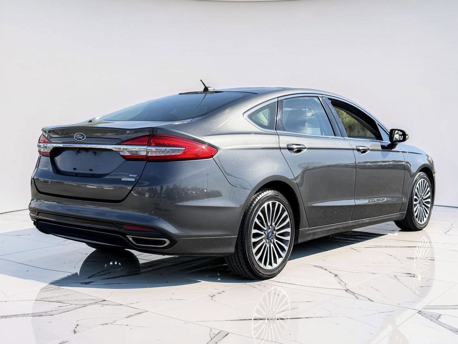 Used 2017 Ford Fusion SE w/ Fusion SE Technology Package image 2