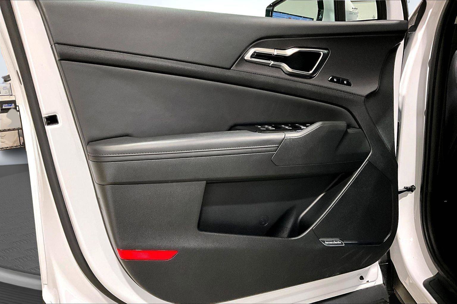 Used 2025 Kia Sportage SX AWD/4WD image 24