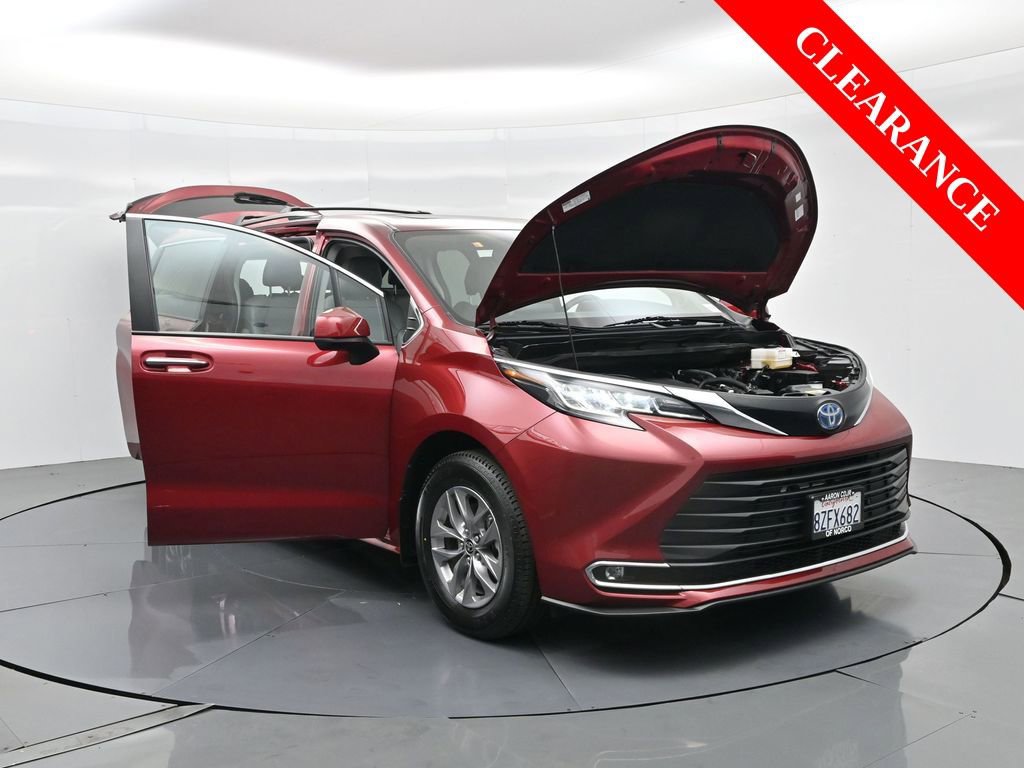 Used 2022 Toyota Sienna XLE image 40