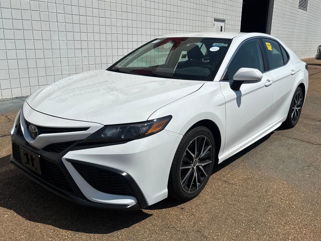 Used 2023 Toyota Camry SE image 1