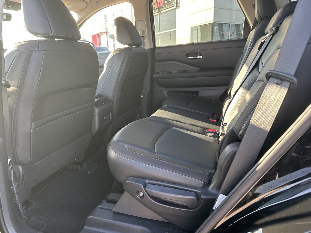 Used 2023 Nissan Pathfinder SL w/ Lighting Package (N92) image 9