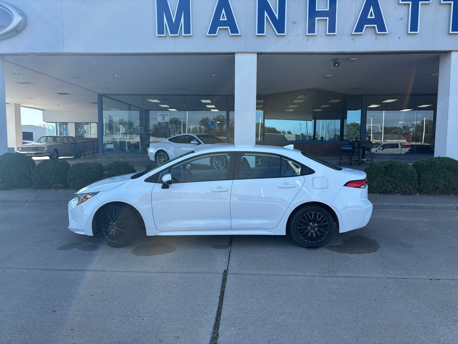 Used 2020 Toyota Corolla LE w/ Carpet Mat Package (TMS) FWD image 10