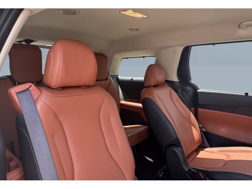 Used 2025 Kia Carnival EX FWD image 16