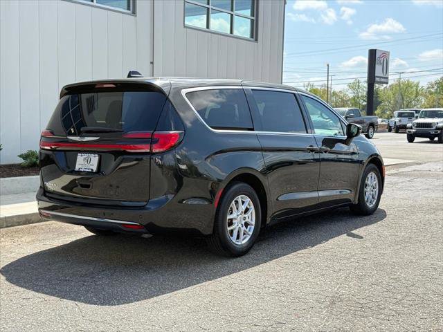 Certified 2023 Chrysler Pacifica Touring-L image 3