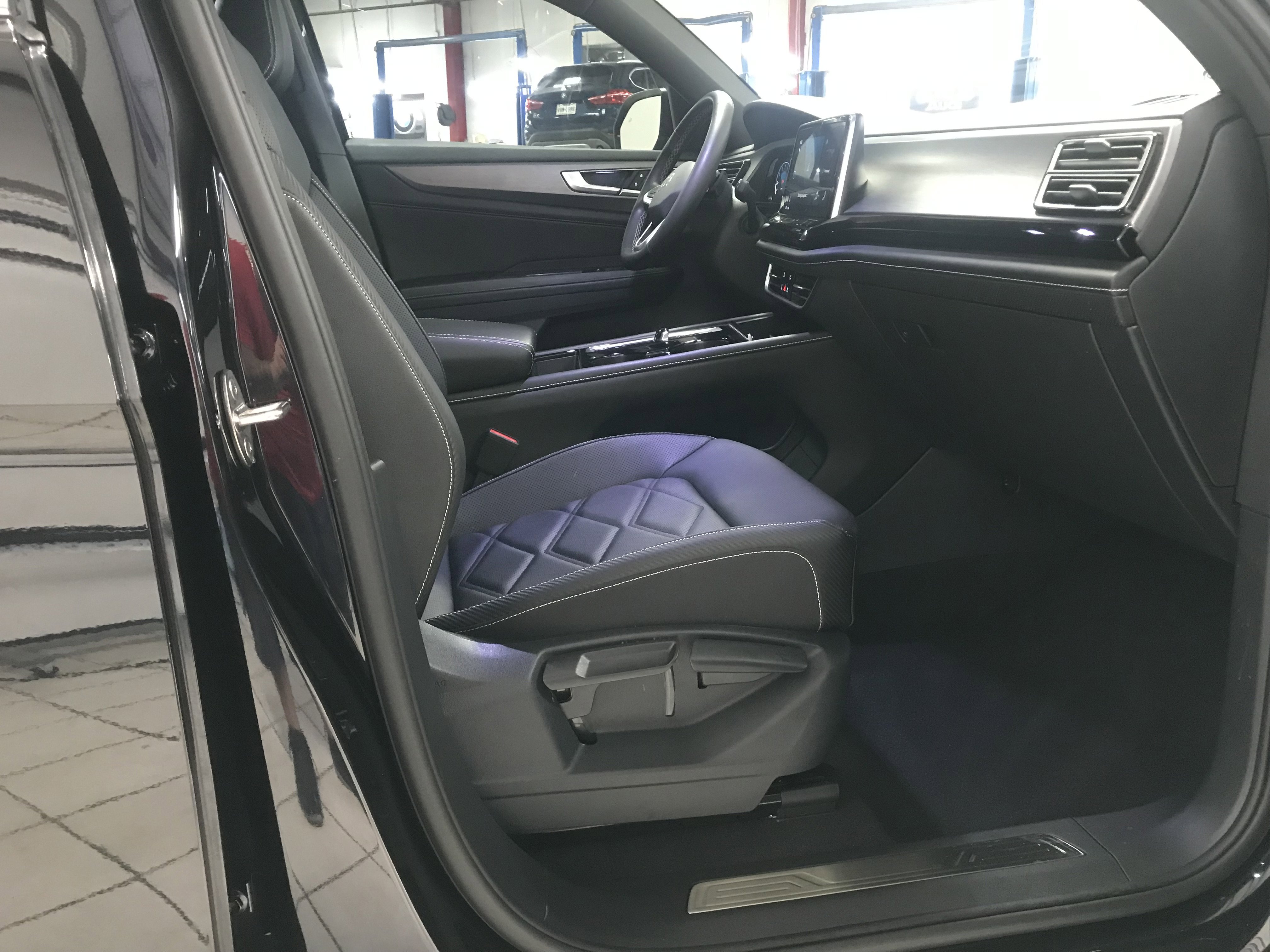 Used 2024 Volkswagen Atlas Cross Sport SE w/ Panoramic Sunroof Package image 14