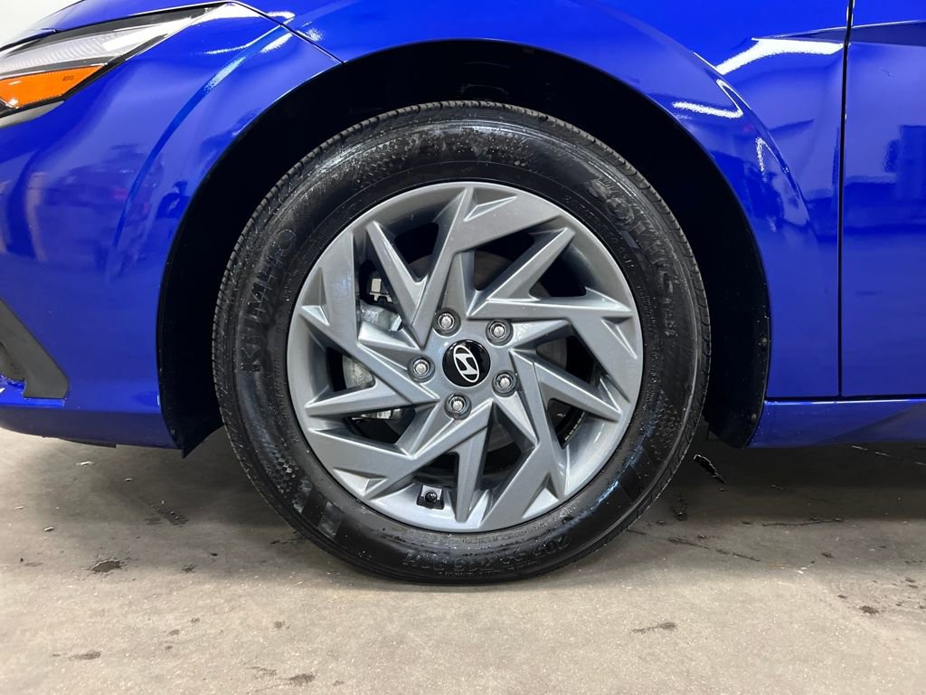 Used 2025 Hyundai Elantra Blue image 28