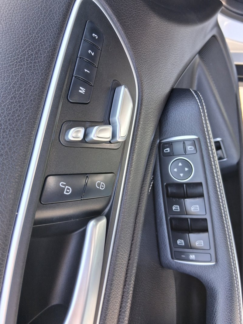 Used 2018 Mercedes-Benz GLA 250 4MATIC w/ Premium Package image 17