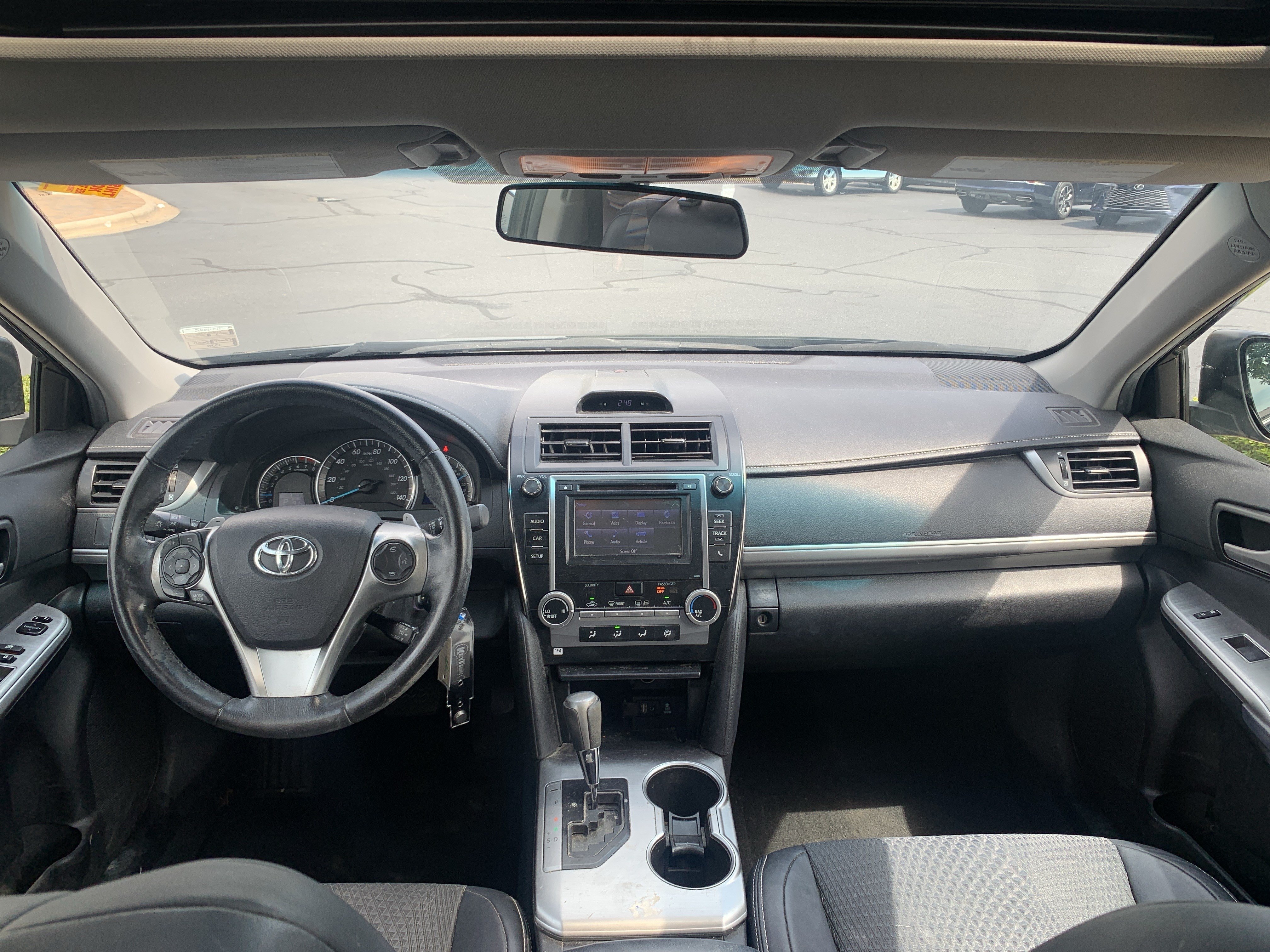 Used 2014 Toyota Camry SE w/ Moonroof Package FWD image 25