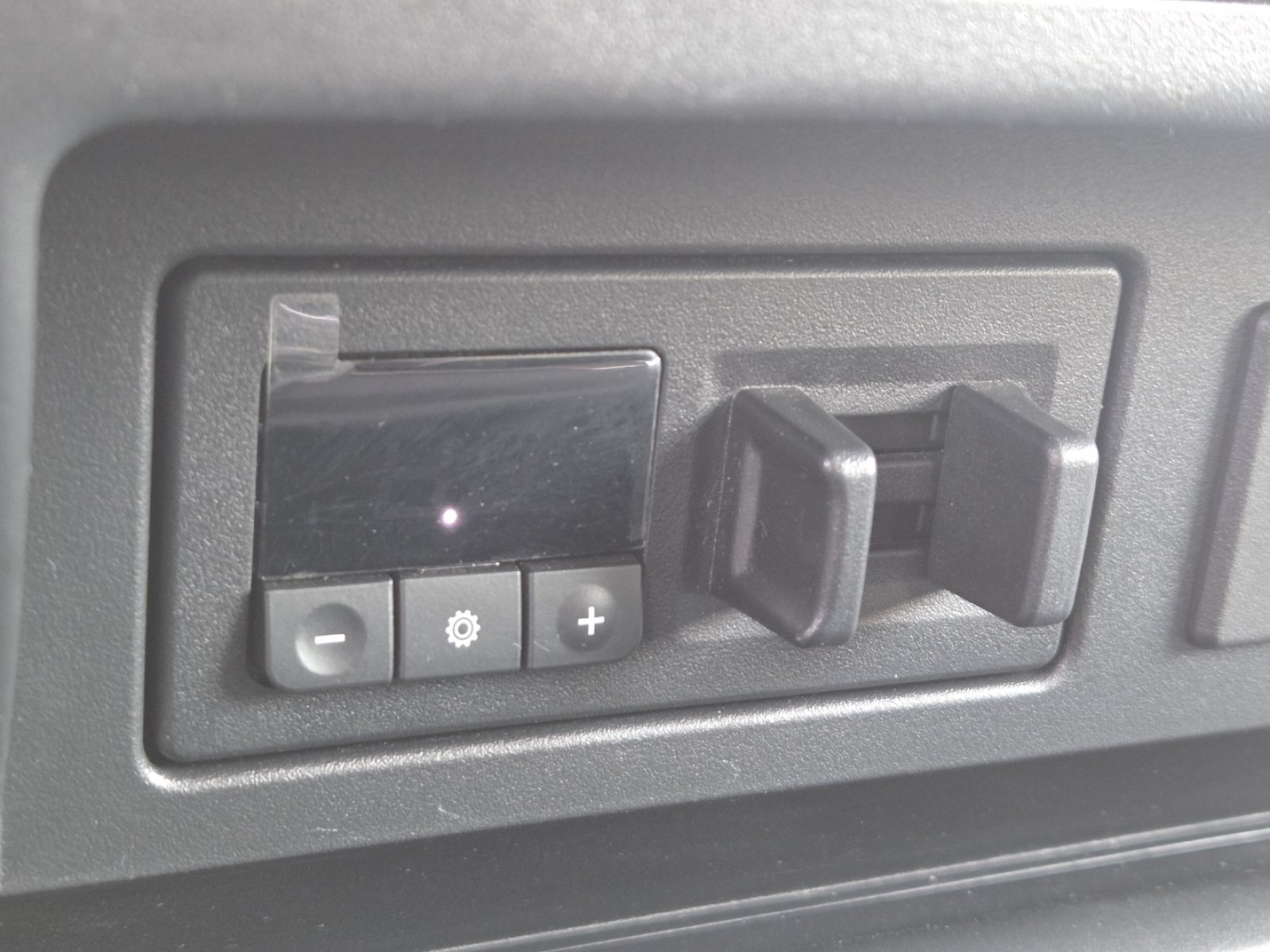 Used 2017 Nissan Titan SV AWD/4WD image 5