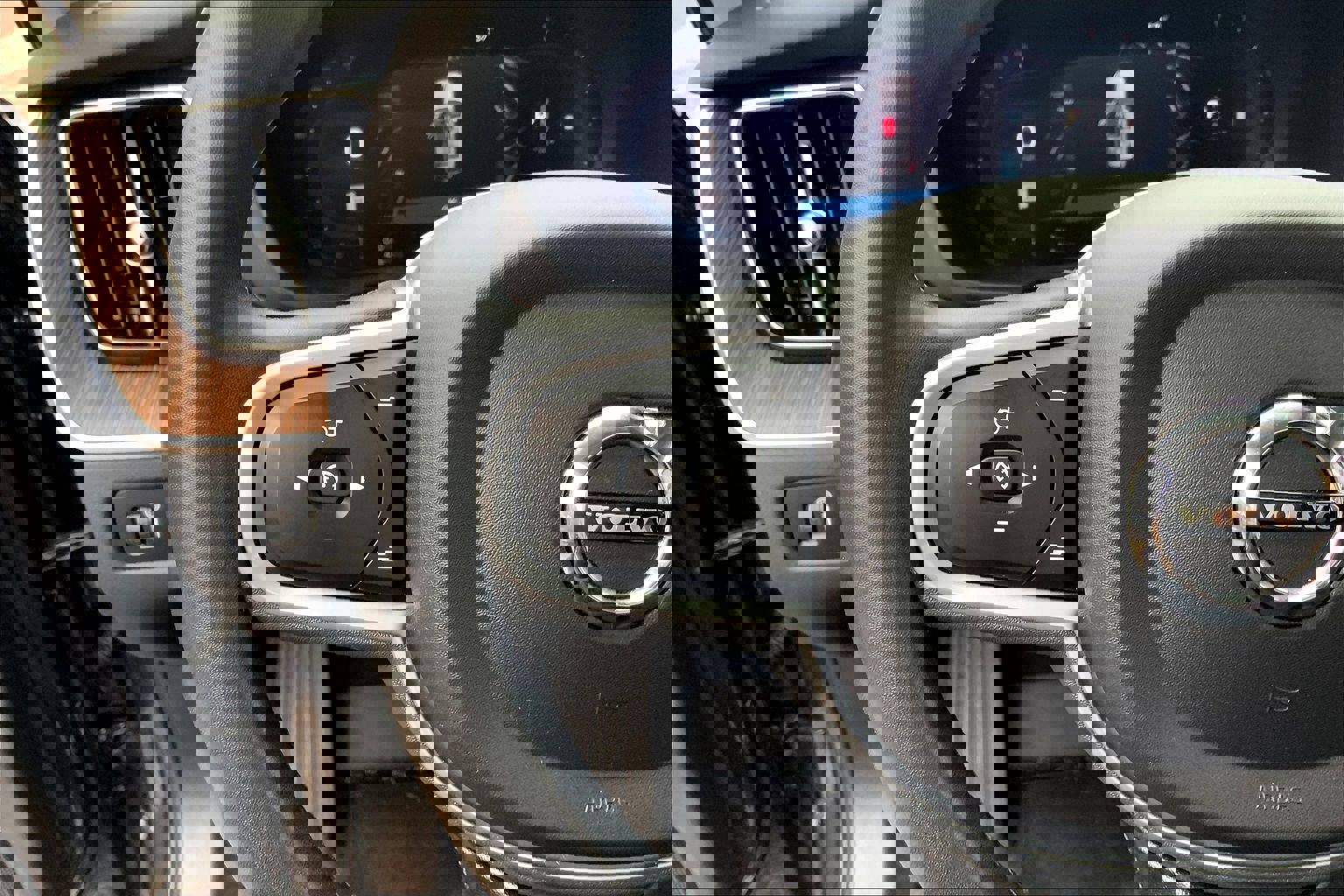 Used 2022 Volvo XC60 B5 Momentum w/ Climate Package image 20