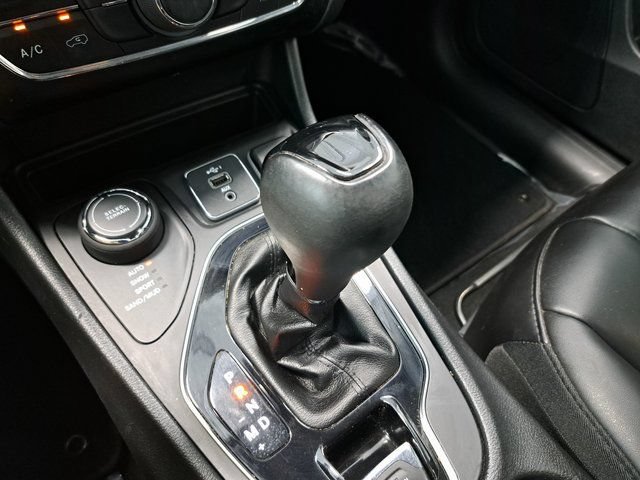 Used 2020 Jeep Cherokee Latitude Plus AWD/4WD image 16