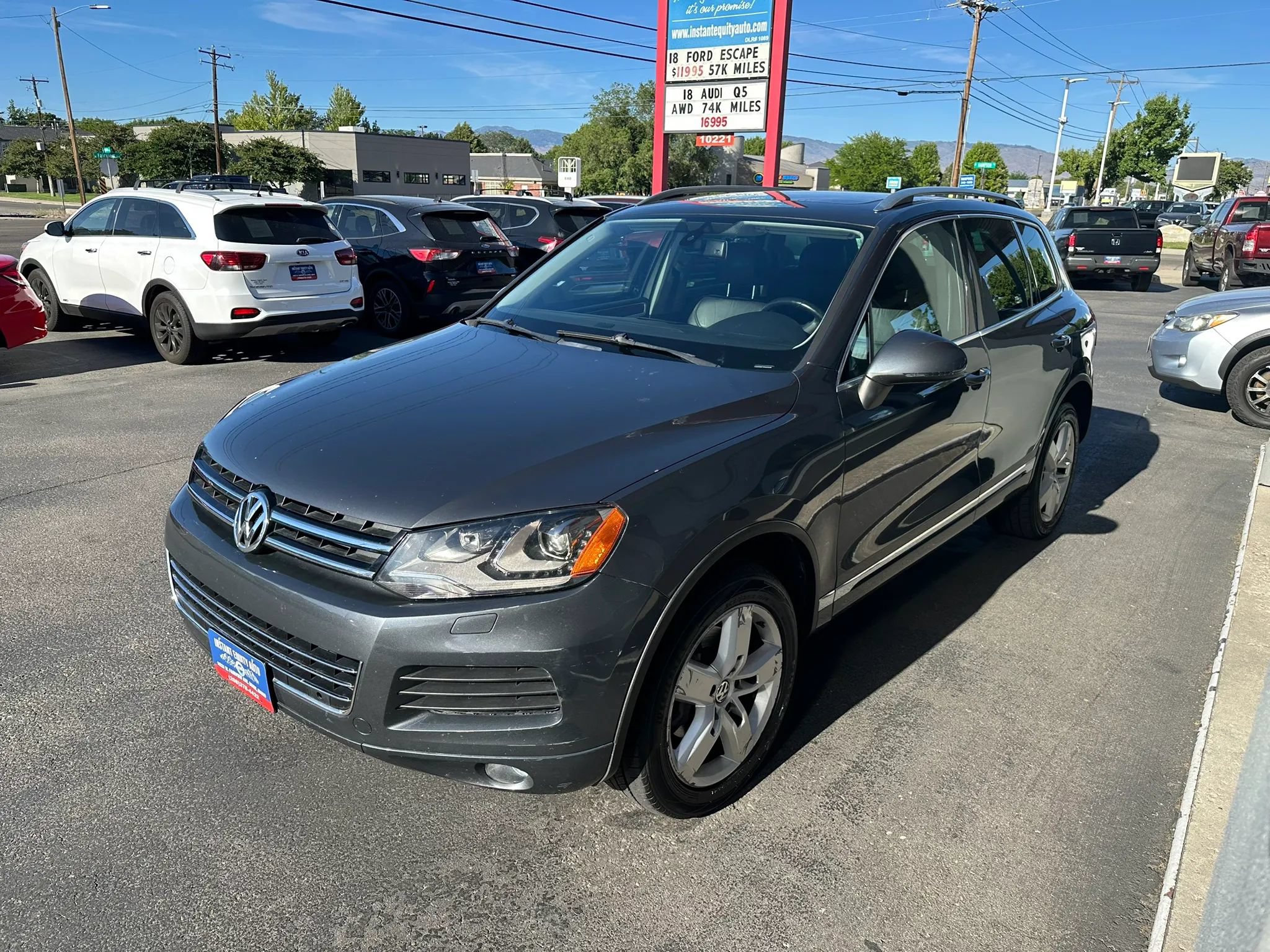 Used 2014 Volkswagen Touareg TDI AWD/4WD image 4