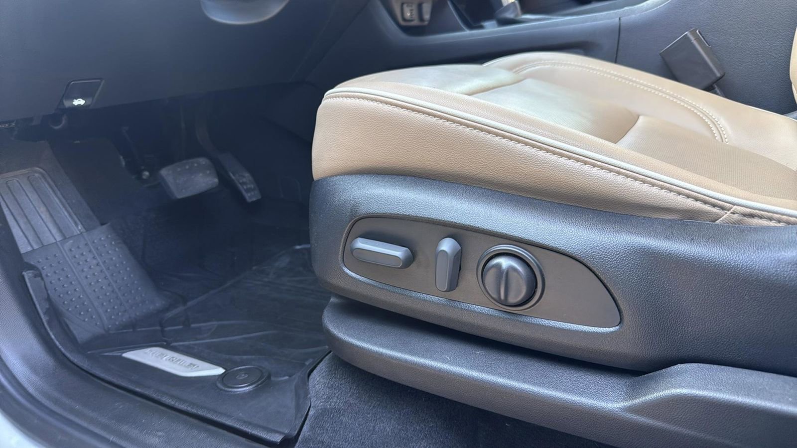 Used 2023 Chevrolet Traverse Premier image 11