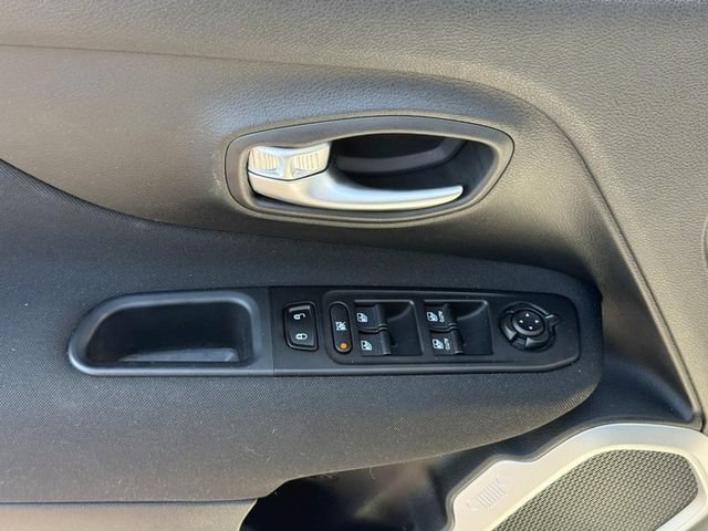 Used 2021 Jeep Renegade Latitude AWD/4WD image 17