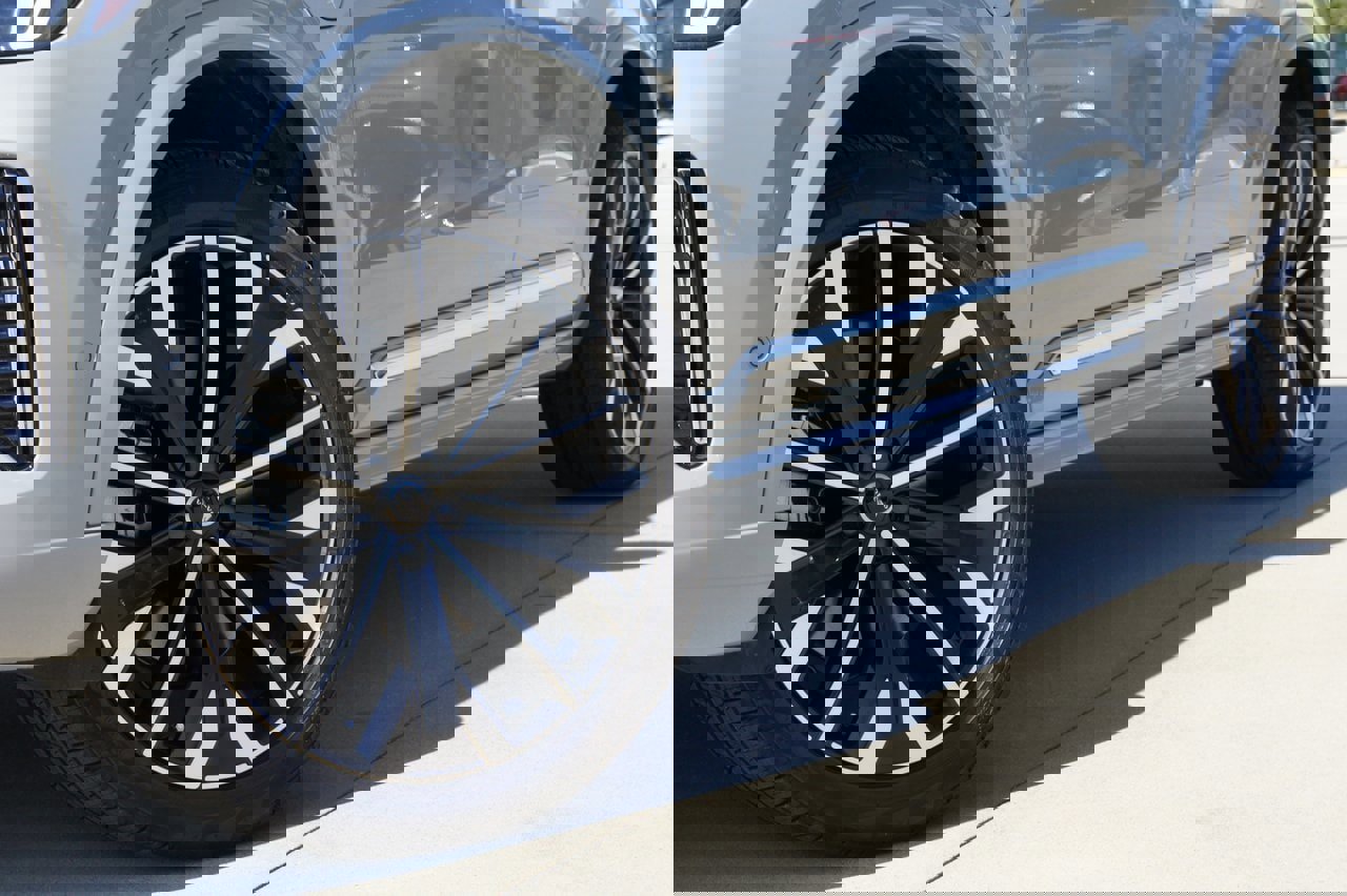 New 2025 Volvo XC90 T8 Plus w/ Protection Package Premier image 8