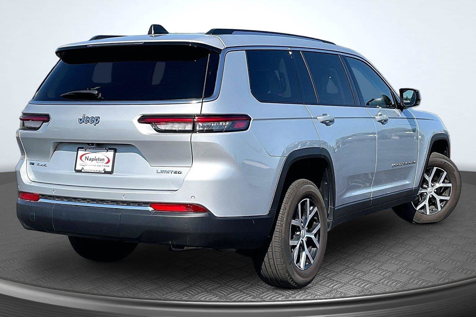 Used 2023 Jeep Grand Cherokee L Limited AWD/4WD image 2