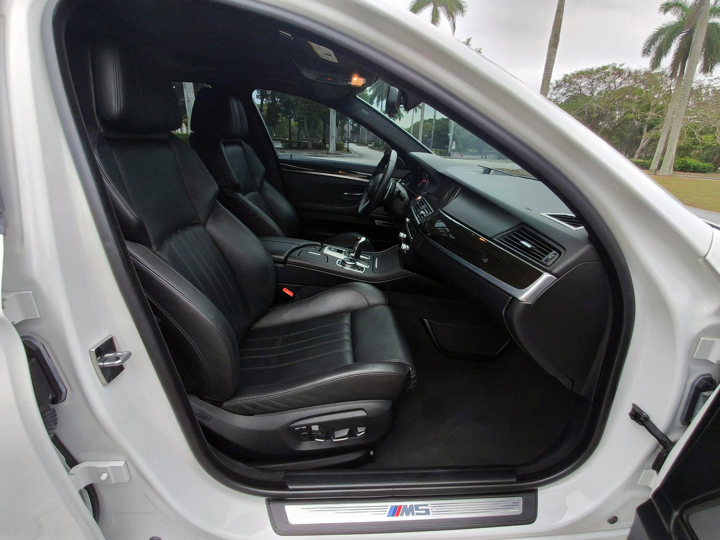 Used 2014 BMW M5 image 40