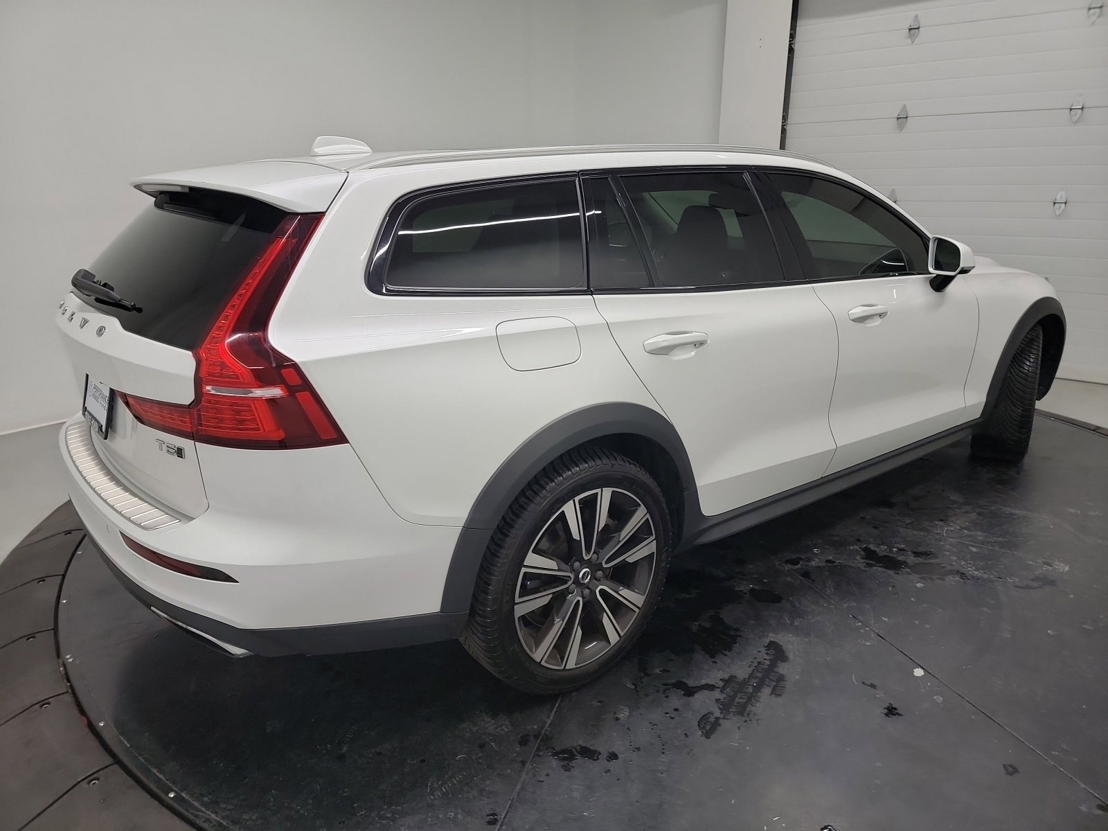Used 2021 Volvo V60 T5 Cross Country image 6