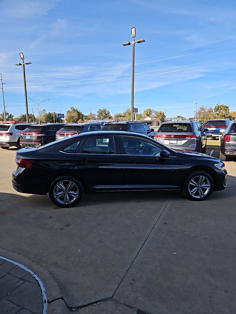 Used 2024 Volkswagen Jetta SE image 4