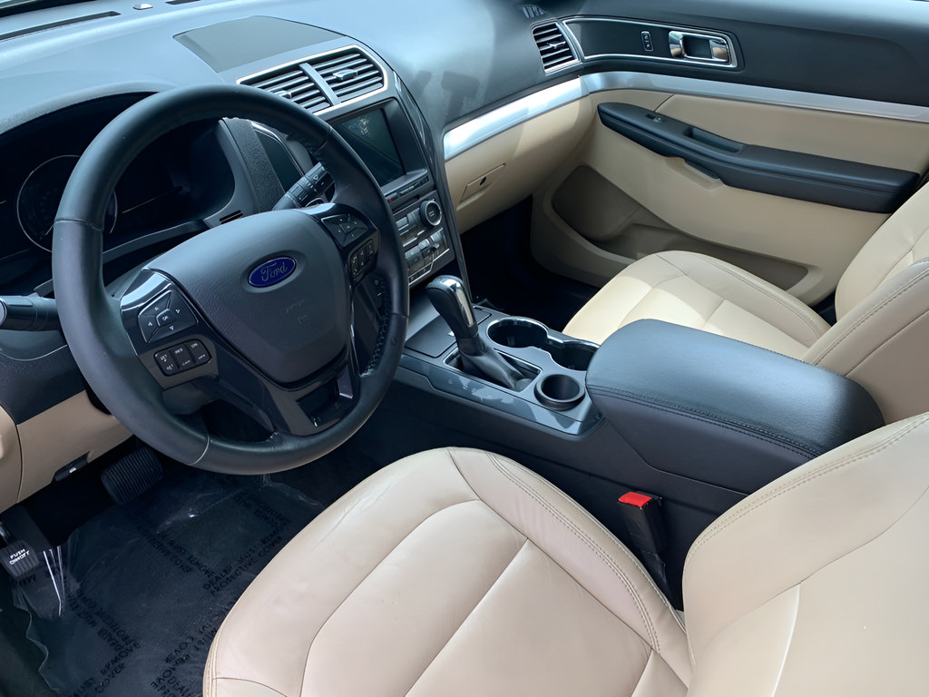Used 2017 Ford Explorer XLT w/ Equipment Group 202A FWD image 13