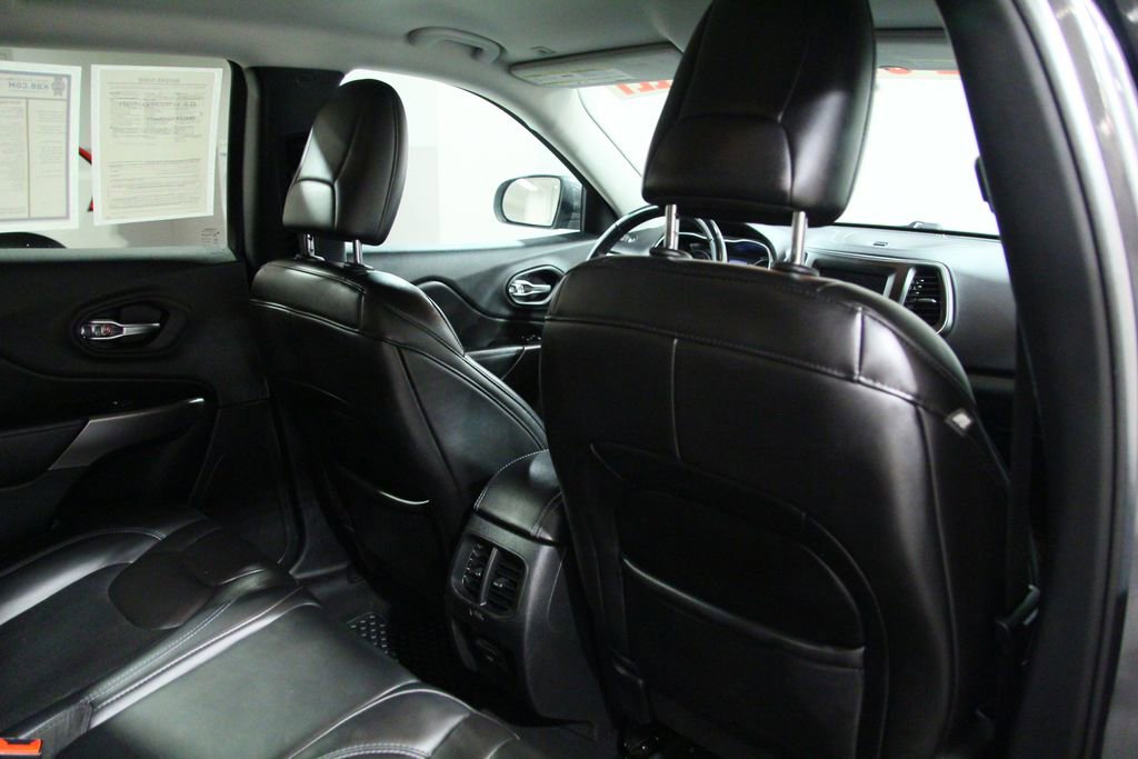 Used 2019 Jeep Cherokee Latitude Plus w/ Cold Weather Group AWD/4WD image 23