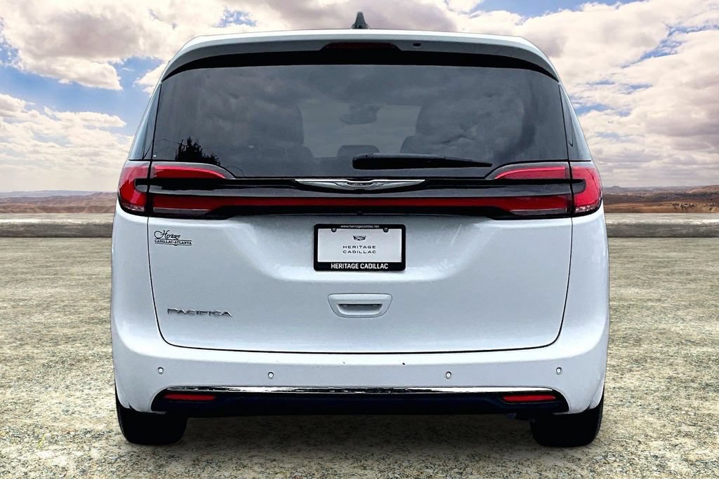 Used 2024 Chrysler Pacifica Touring-L FWD image 6