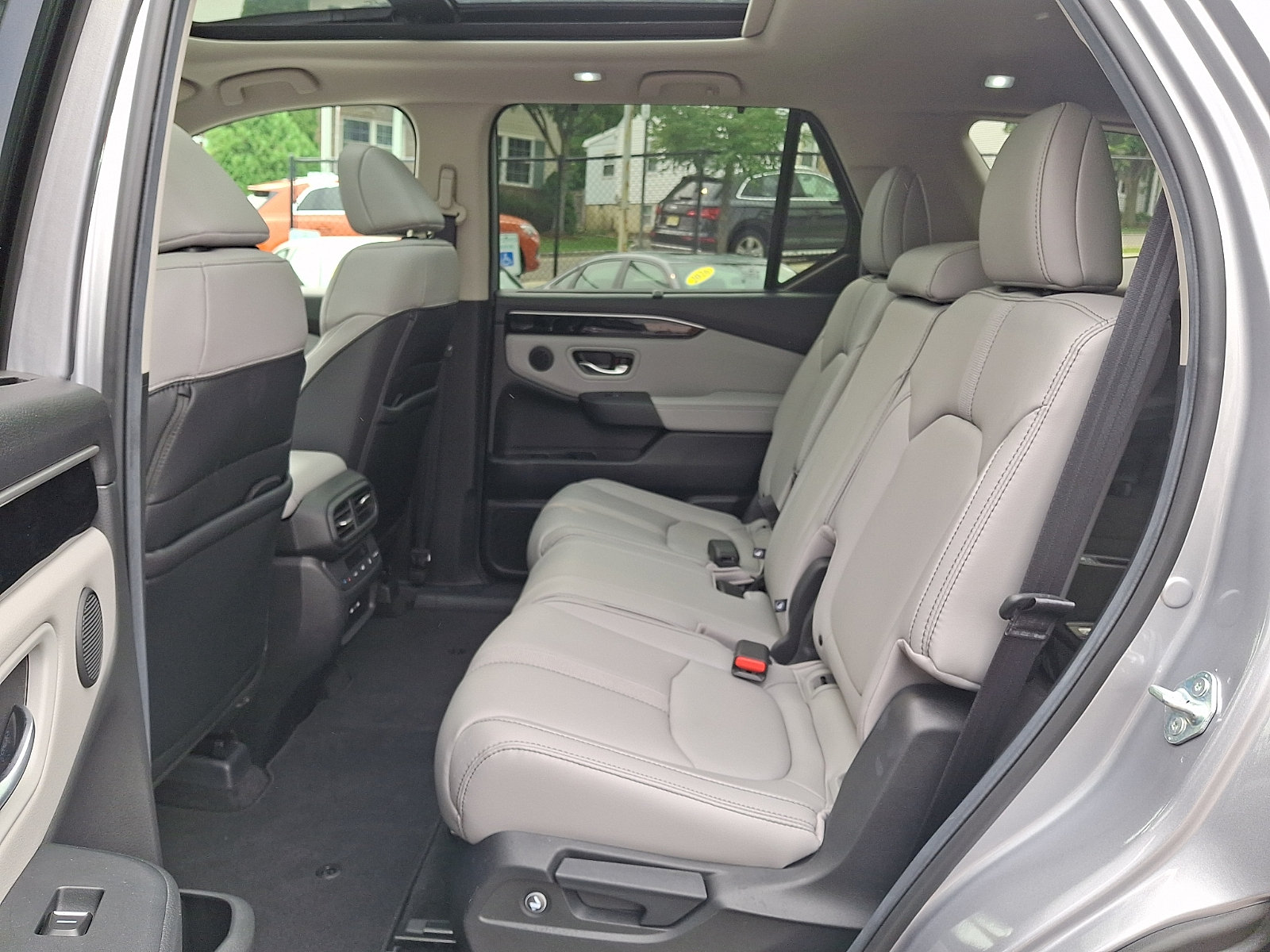 Used 2025 Honda Pilot Touring image 10