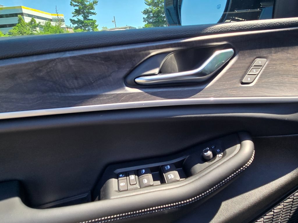 Used 2025 Jeep Grand Cherokee Limited AWD/4WD image 14