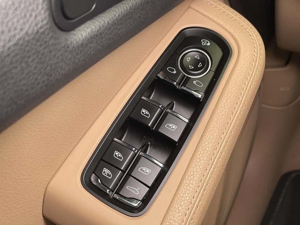 Certified 2023 Porsche Macan AWD/4WD image 36