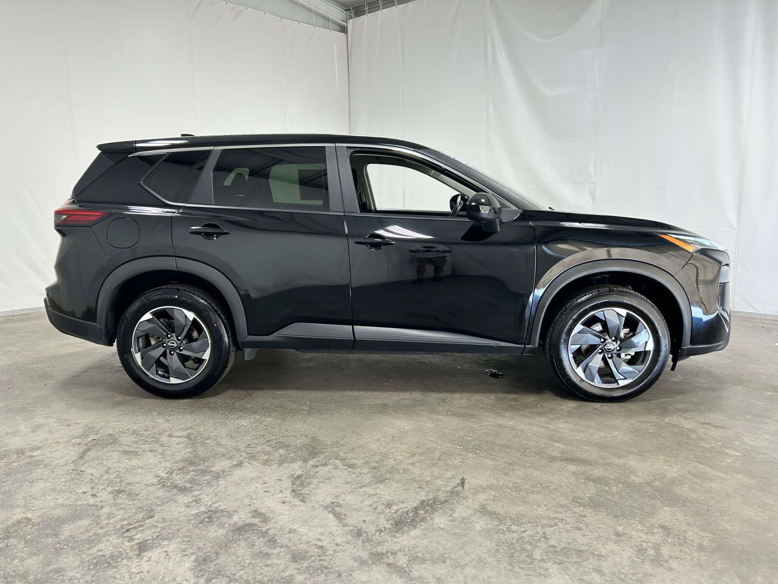 Used 2025 Nissan Rogue SV AWD/4WD image 2