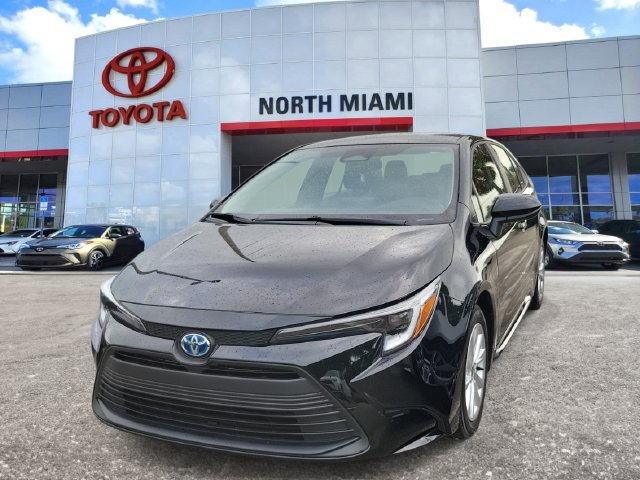 Used 2025 Toyota Corolla LE w/ LE Premium Package FWD image 2