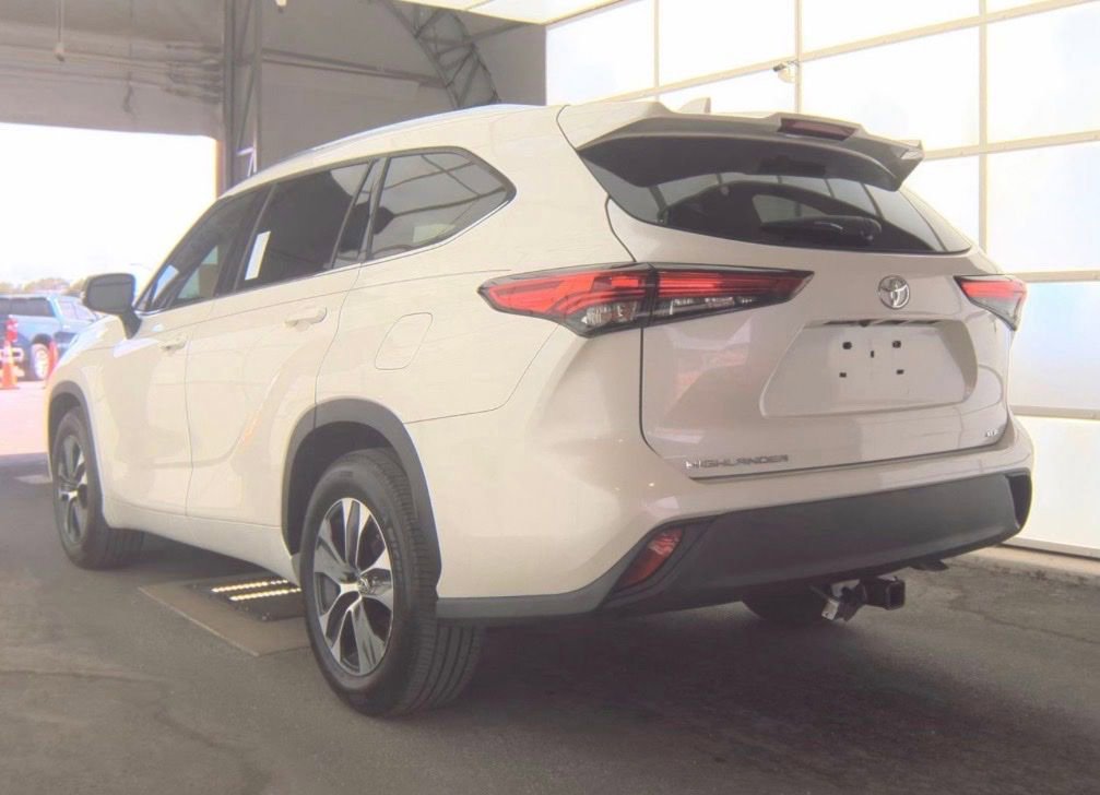 Used 2020 Toyota Highlander XLE FWD image 4