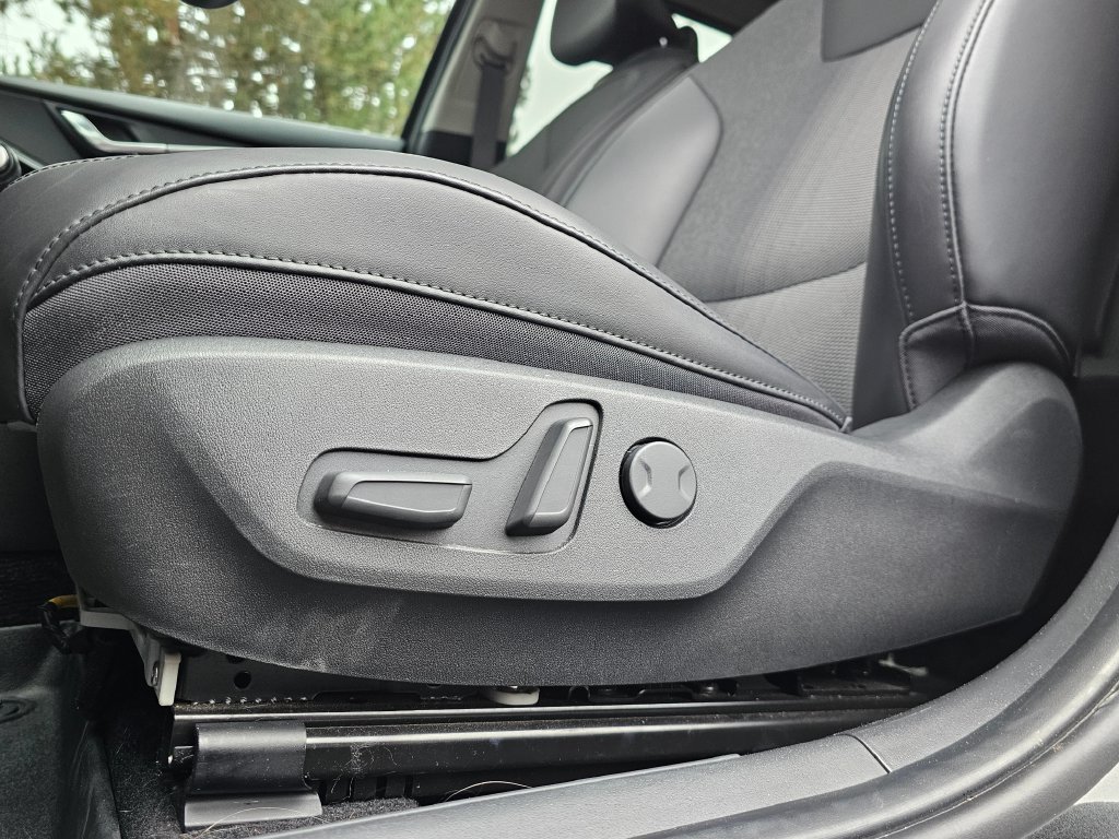 Used 2023 Kia Niro EX Touring FWD image 24