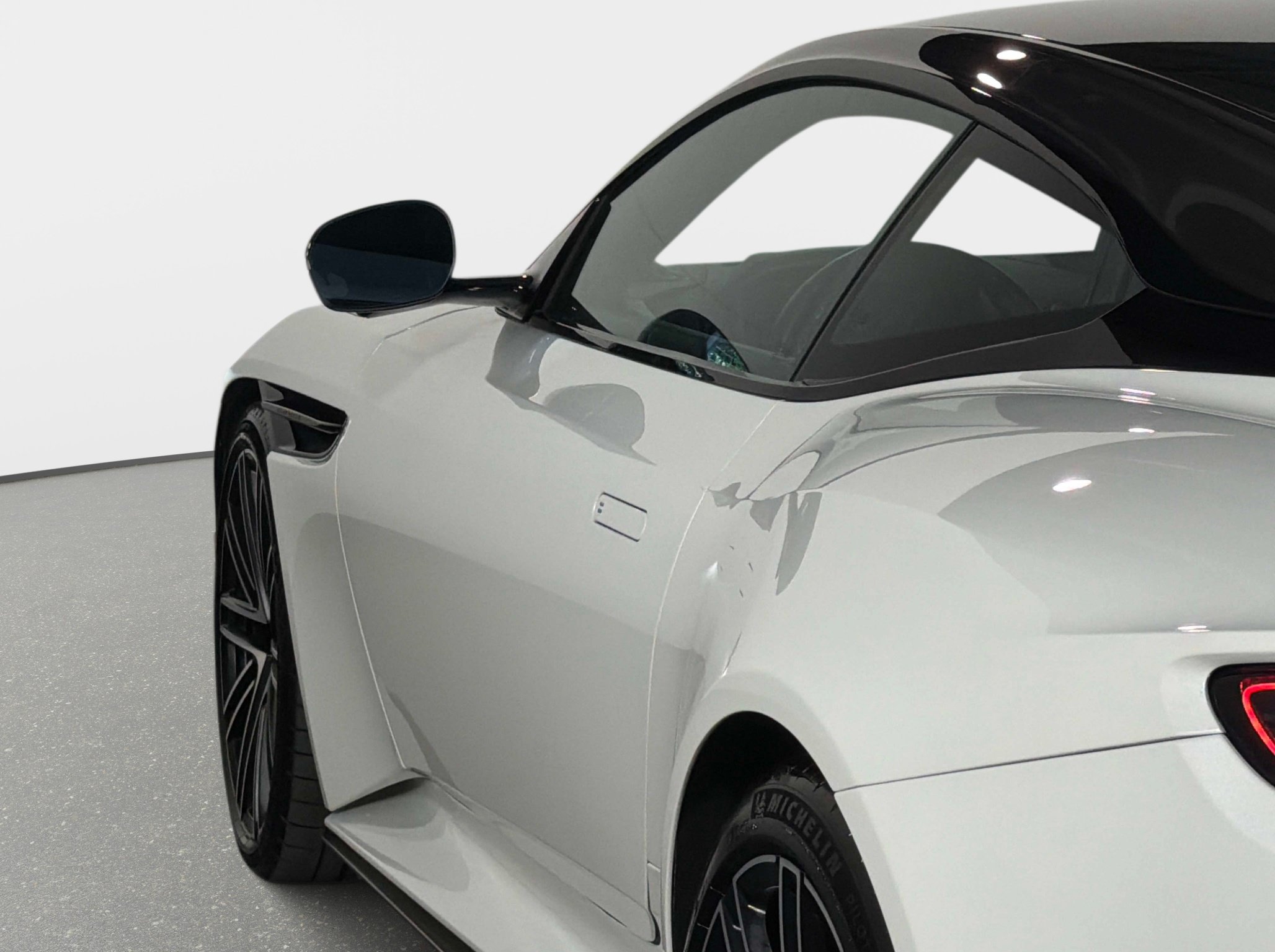 Used 2024 Aston Martin DB12 Coupe RWD image 12