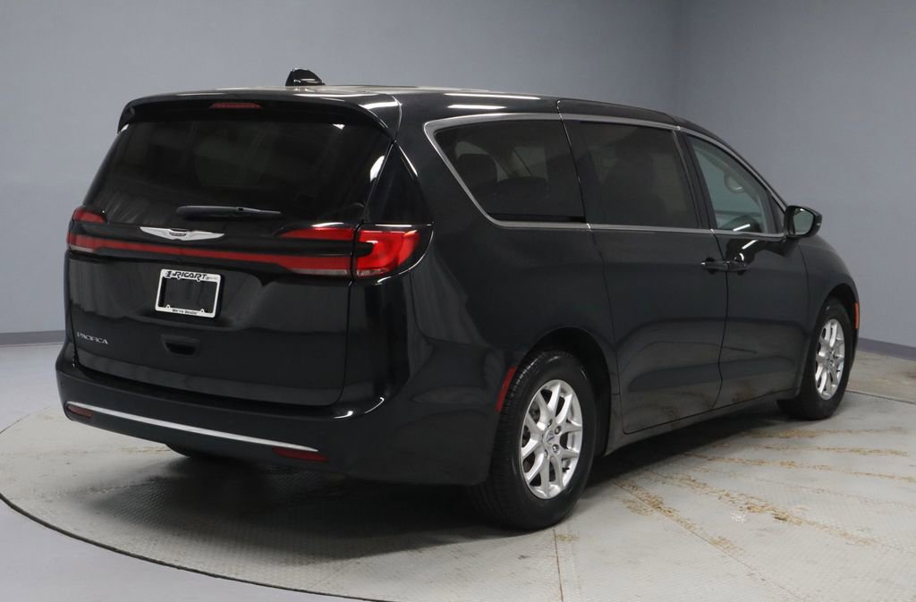 Used 2023 Chrysler Pacifica Touring-L FWD image 11