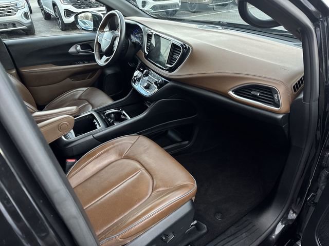 Used 2021 Chrysler Pacifica Limited w/ Uconnect Theater Family Group image 28
