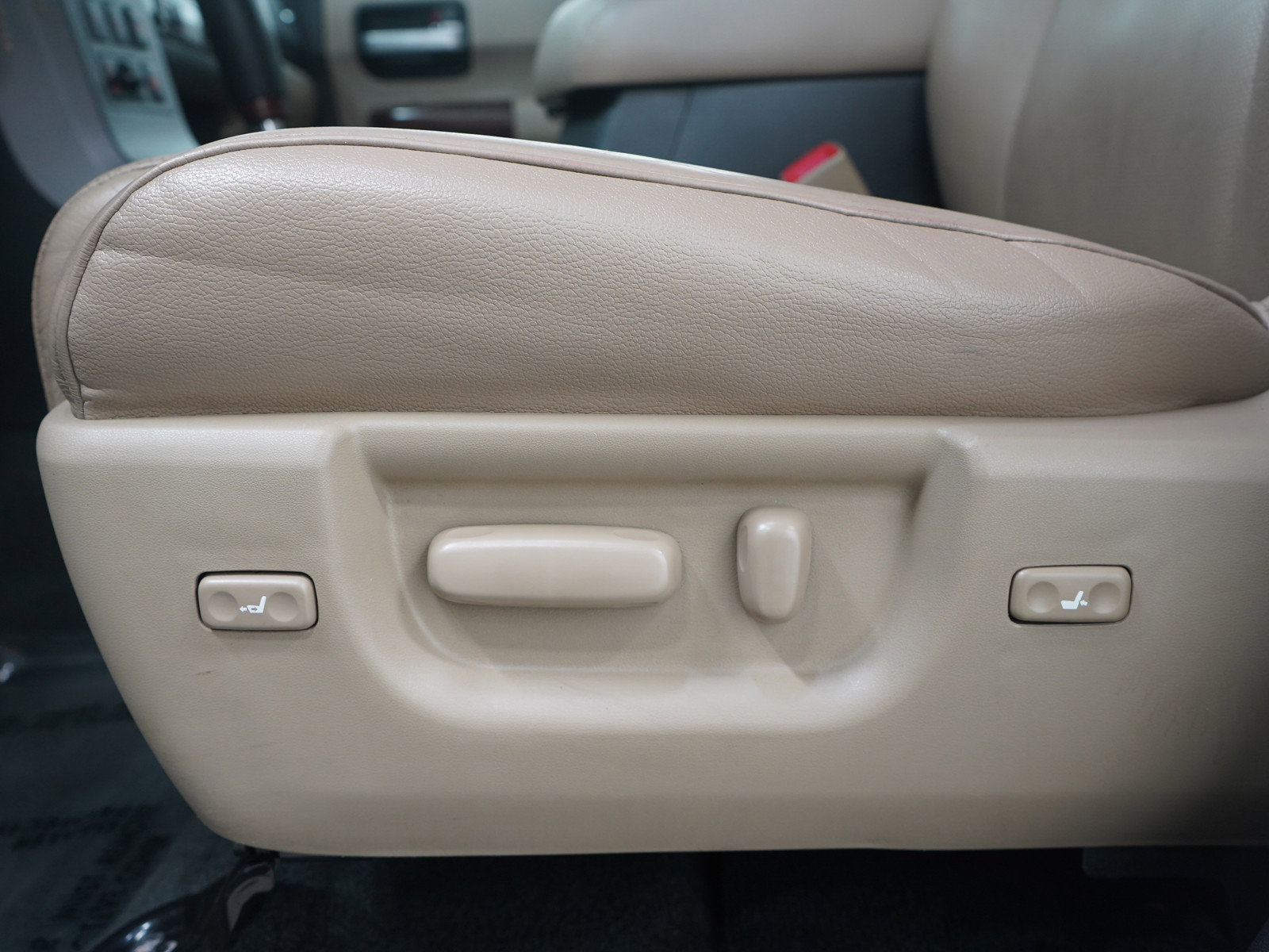 Used 2012 Toyota Sequoia Platinum AWD/4WD image 28