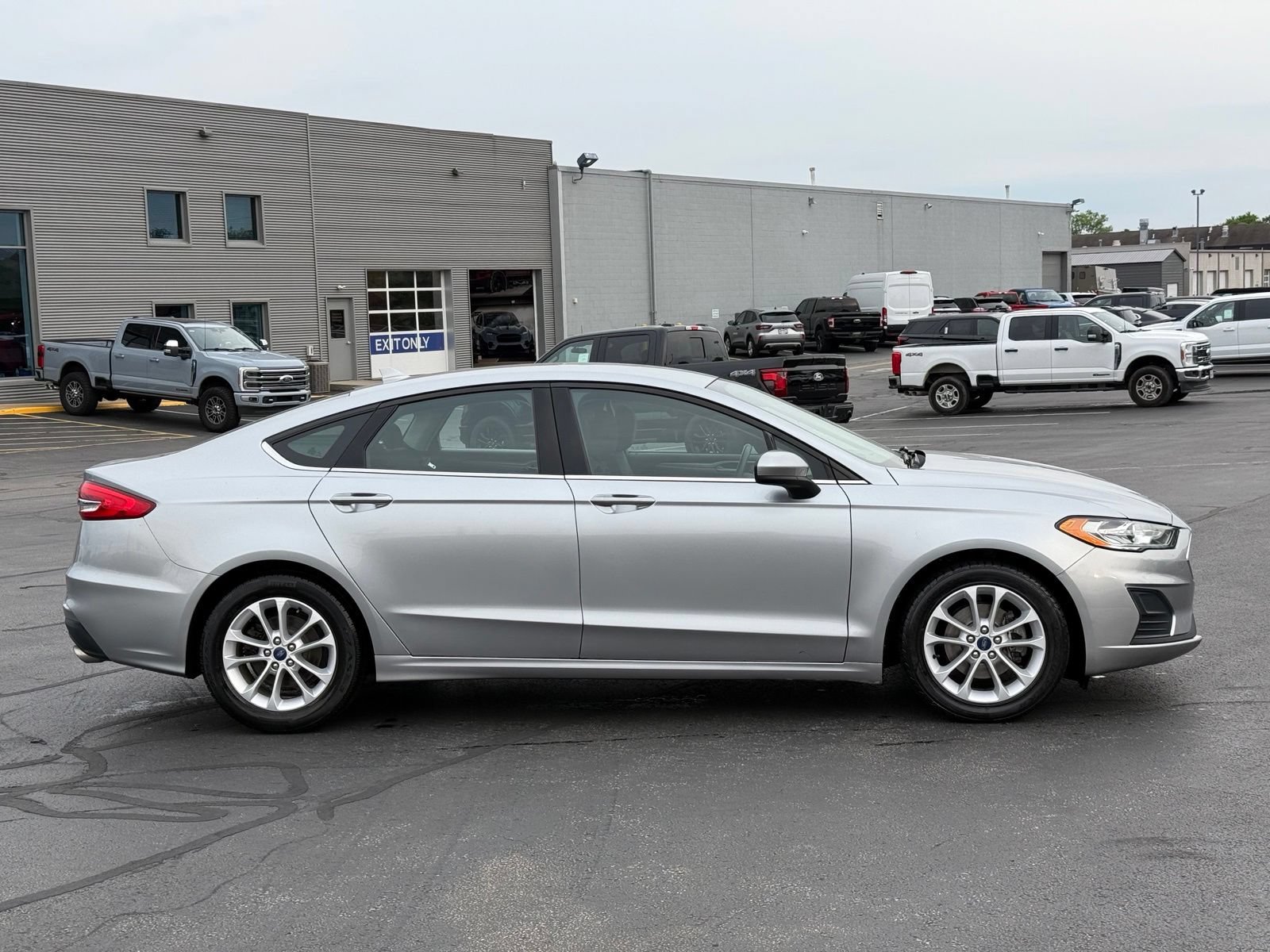 Used 2020 Ford Fusion SE FWD image 3