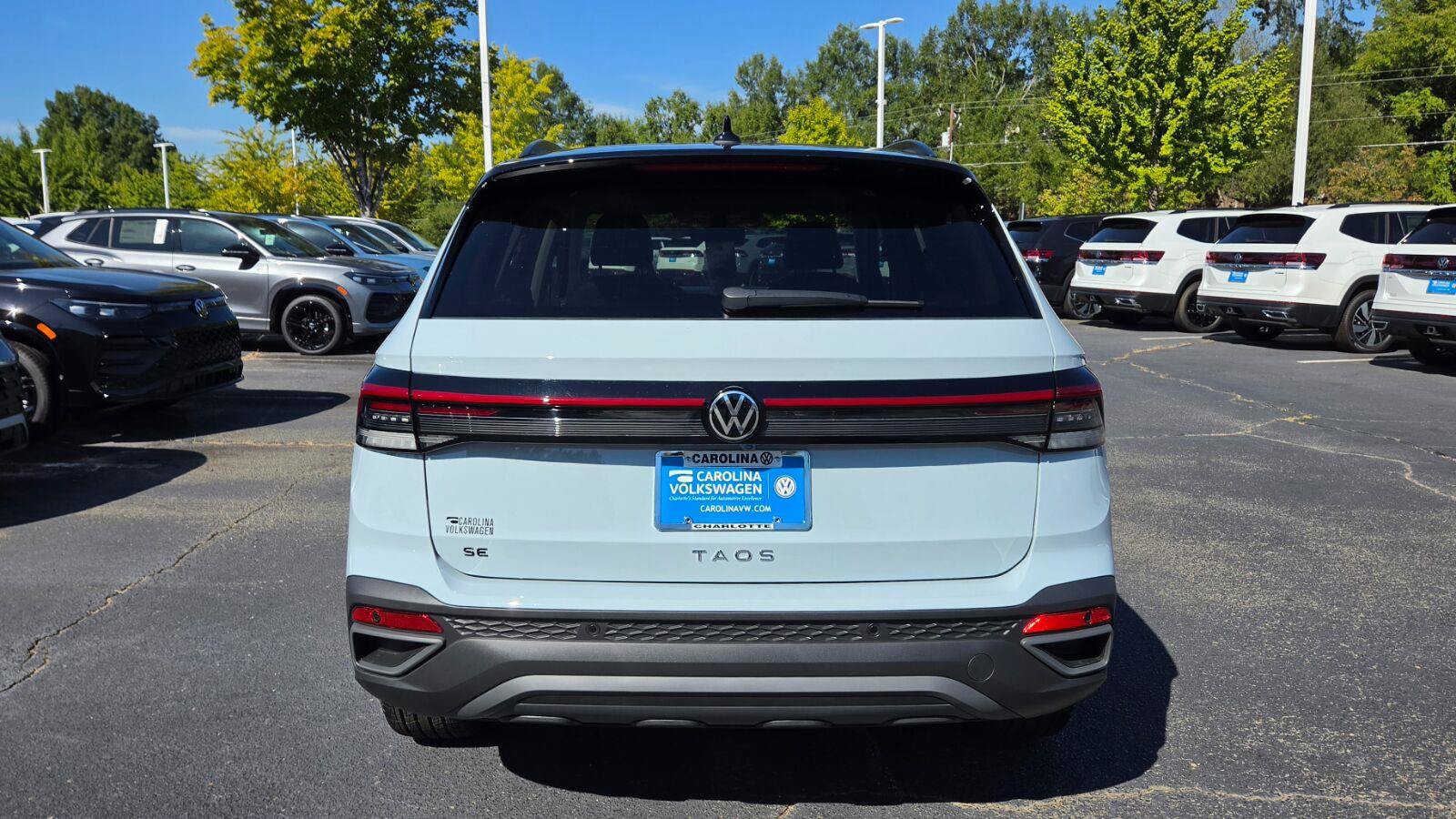 New 2027 Volkswagen Taos SE FWD image 4