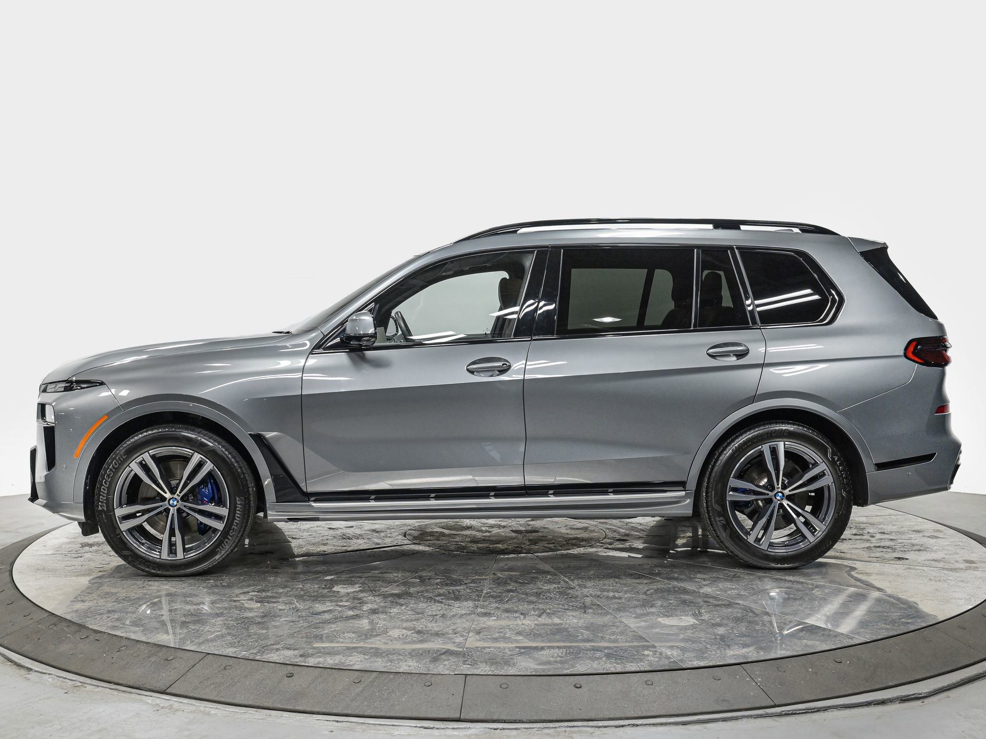 Used 2023 BMW X7 xDrive40i w/ Executive Package image 2
