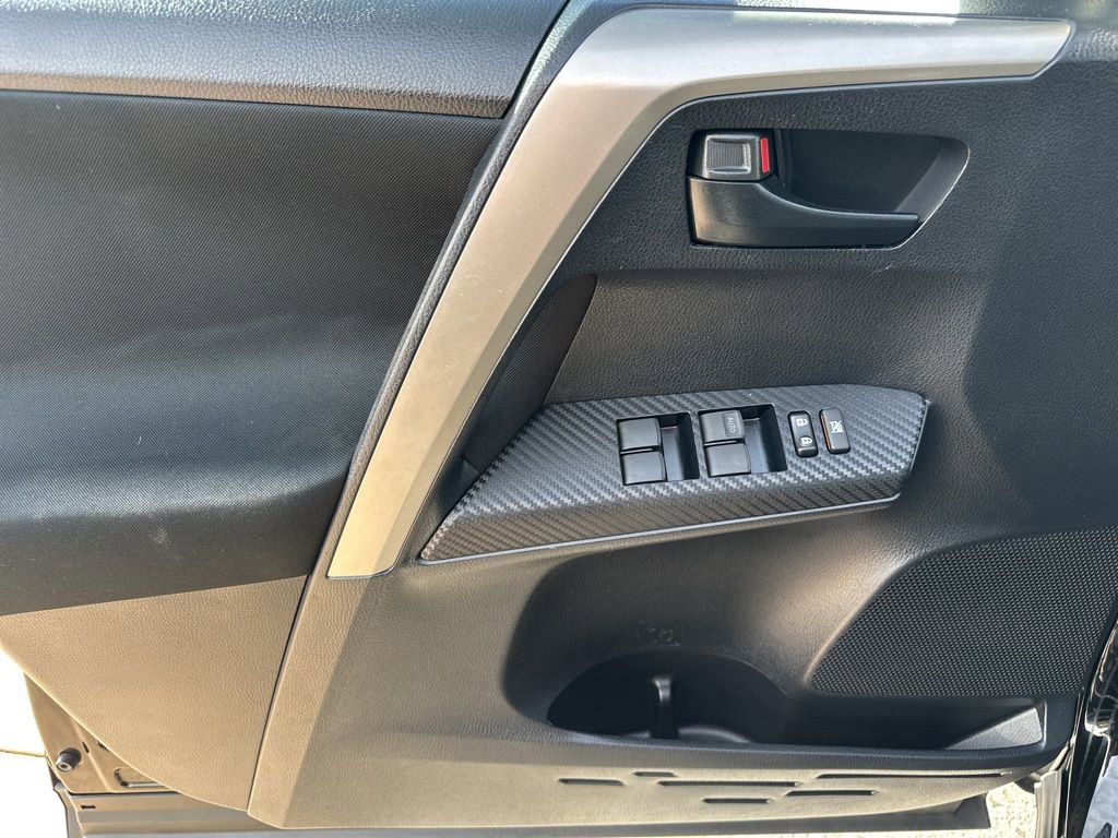 Used 2015 Toyota RAV4 LE image 16